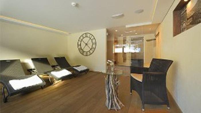 Haus Kueng Bed & Breakfast Zuers Exterior photo
