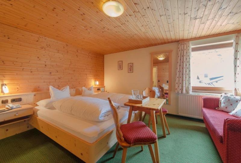 Haus Kueng Bed & Breakfast Zuers Exterior photo