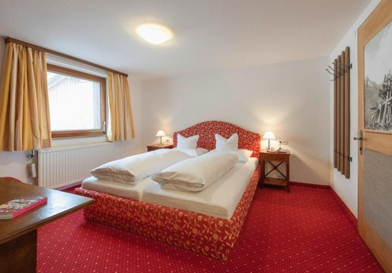 Haus Kueng Bed & Breakfast Zuers Exterior photo