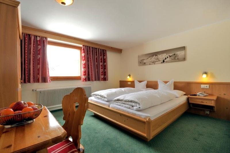 Haus Kueng Bed & Breakfast Zuers Exterior photo