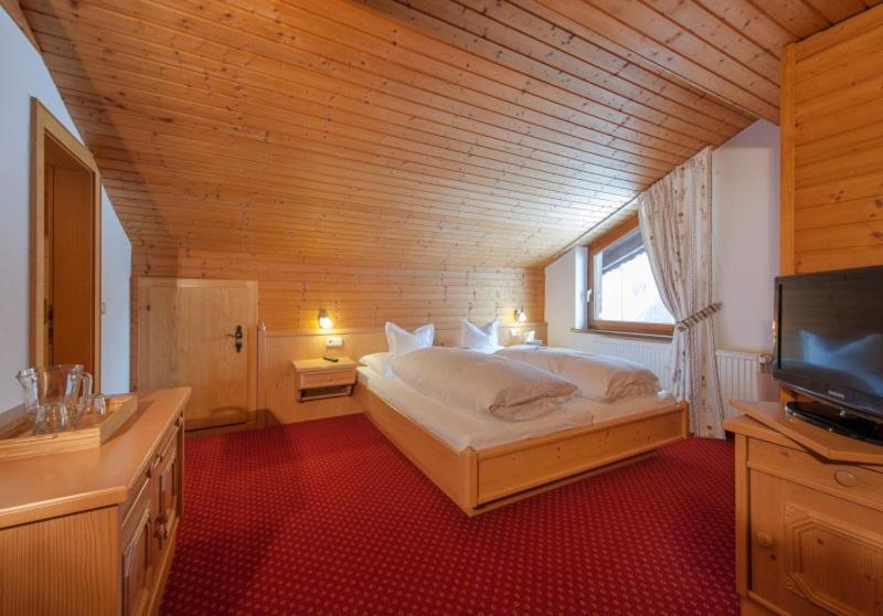 Haus Kueng Bed & Breakfast Zuers Exterior photo