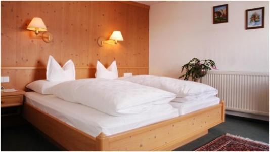 Haus Kueng Bed & Breakfast Zuers Exterior photo