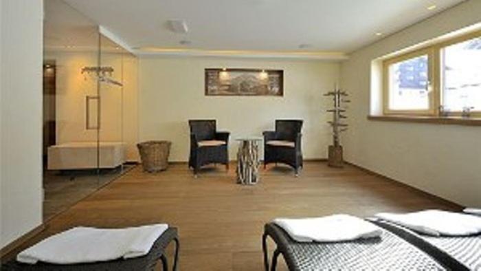Haus Kueng Bed & Breakfast Zuers Exterior photo