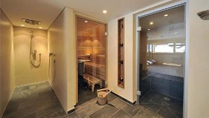 Haus Kueng Bed & Breakfast Zuers Exterior photo