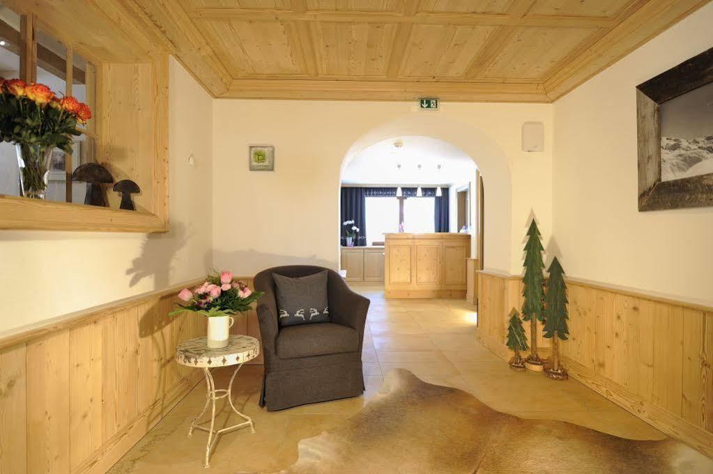 Haus Kueng Bed & Breakfast Zuers Exterior photo